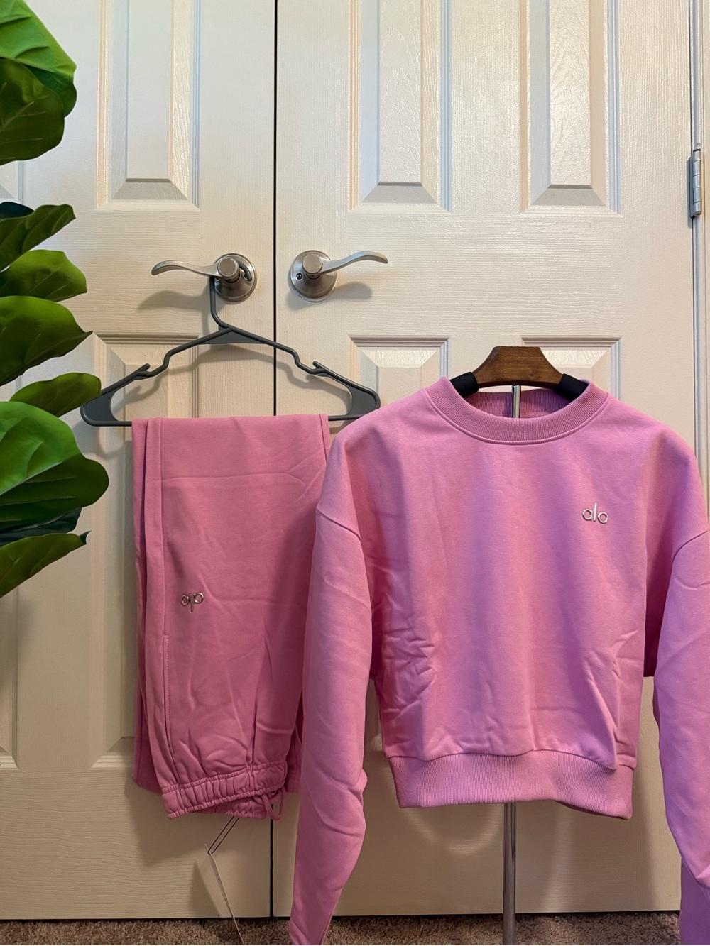 ALO Cropped Accolade Crewneck and Straight Leg Pants Set in Candy Heart Pink